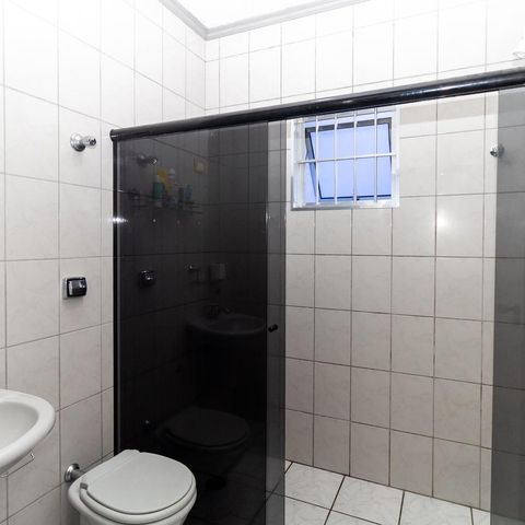 Casa à venda com 220m², 4 quartos e 4 vagas Casa à venda com 220m², 4 quartos e 4 vagasBanheiro 2