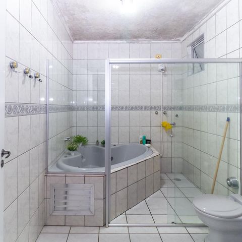 Casa à venda com 220m², 4 quartos e 4 vagas Casa à venda com 220m², 4 quartos e 4 vagasBanheiro 1