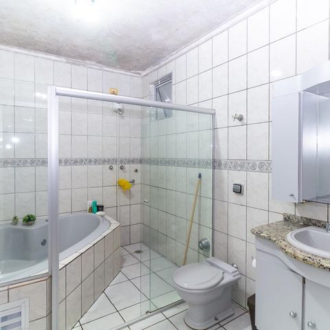 Casa à venda com 220m², 4 quartos e 4 vagas Casa à venda com 220m², 4 quartos e 4 vagasBanheiro 1