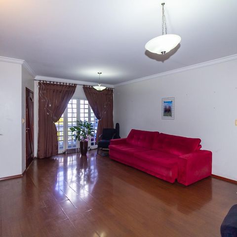 Casa à venda com 220m², 4 quartos e 4 vagas Casa à venda com 220m², 4 quartos e 4 vagasSala