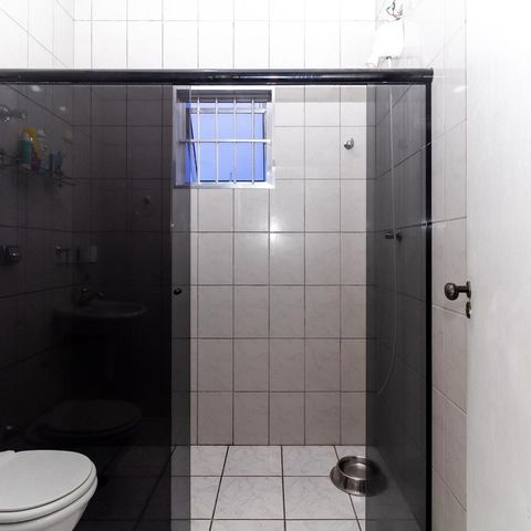 Casa à venda com 220m², 4 quartos e 4 vagas Casa à venda com 220m², 4 quartos e 4 vagasBanheiro 2