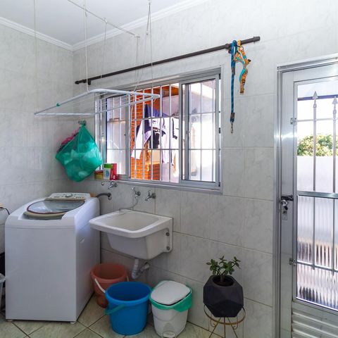 Casa à venda com 220m², 4 quartos e 4 vagas Casa à venda com 220m², 4 quartos e 4 vagasÁrea de Serviço