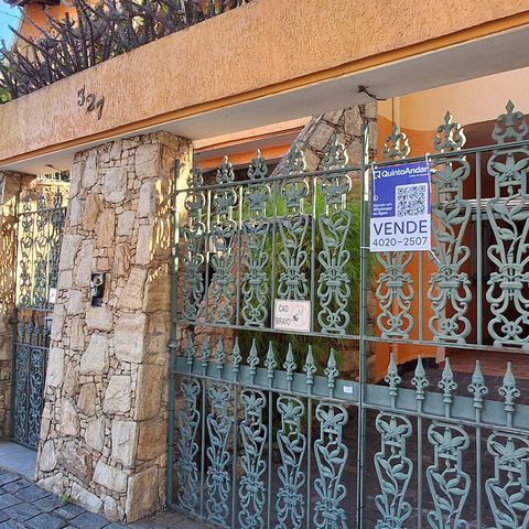 Casa à venda com 298m², 4 quartos e 3 vagasFachada