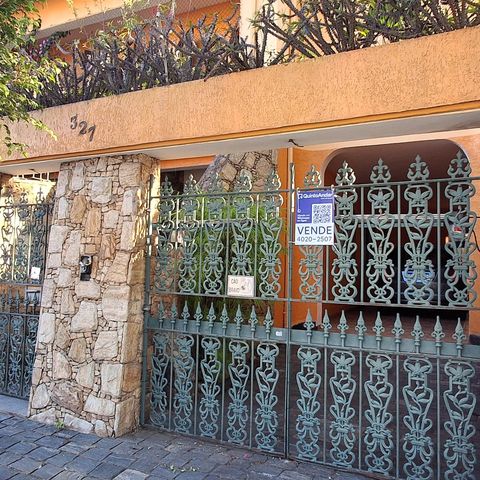 Casa à venda com 298m², 4 quartos e 3 vagasFachada