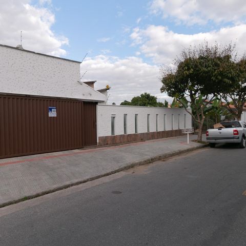 Casa à venda com 318m², 4 quartos e 3 vagasFachada