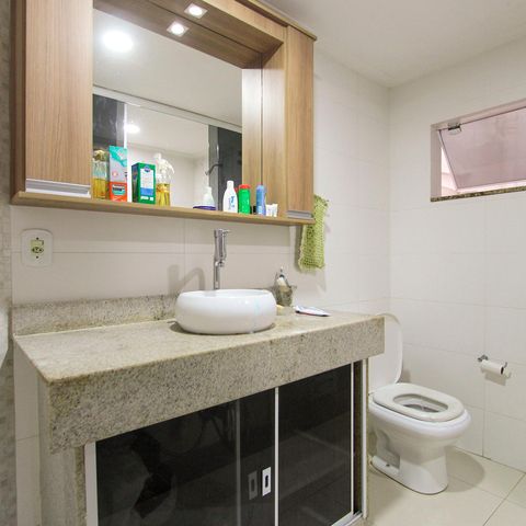 Casa de condomínio à venda com 300m², 4 quartos e 4 vagas Casa de condomínio à venda com 300m², 4 quartos e 4 vagasBanheiro Quarto suíte 1