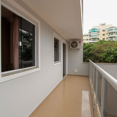 Casa de condomínio à venda com 300m², 4 quartos e 4 vagas Casa de condomínio à venda com 300m², 4 quartos e 4 vagasVaranda Quarto suíte 1 e 2