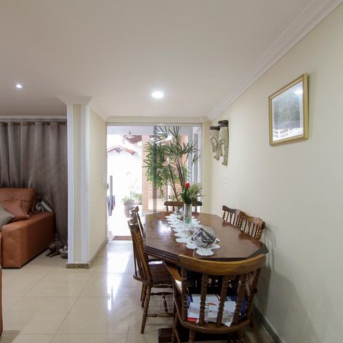 Casa de condomínio à venda com 300m², 4 quartos e 4 vagas Casa de condomínio à venda com 300m², 4 quartos e 4 vagasSala