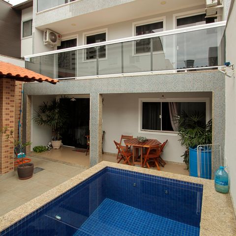 Casa de condomínio à venda com 300m², 4 quartos e 4 vagas Casa de condomínio à venda com 300m², 4 quartos e 4 vagasQuintal da entrada