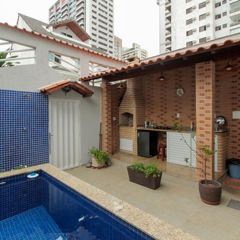 Casa de condomínio à venda com 300m², 4 quartos e 4 vagas Casa de condomínio à venda com 300m², 4 quartos e 4 vagasQuintal da entrada