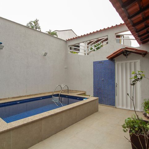 Casa de condomínio à venda com 300m², 4 quartos e 4 vagas Casa de condomínio à venda com 300m², 4 quartos e 4 vagasQuintal da entrada