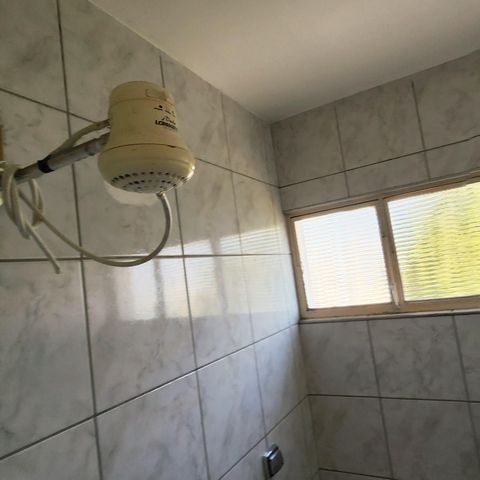 Casa à venda com 300m², 4 quartos e 3 vagas Casa à venda com 300m², 4 quartos e 3 vagasEdícula - Banheiro