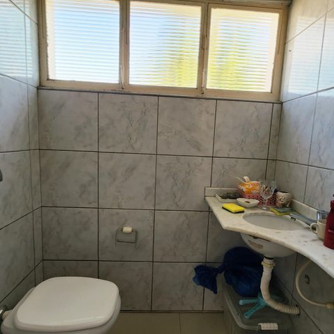 Casa à venda com 300m², 4 quartos e 3 vagas Casa à venda com 300m², 4 quartos e 3 vagasEdícula - Banheiro