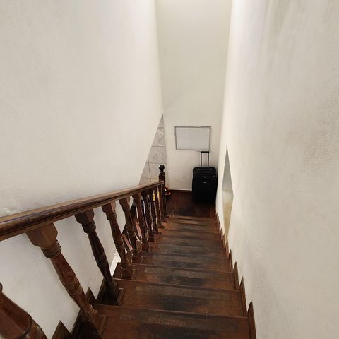 Casa à venda com 300m², 4 quartos e 3 vagas Casa à venda com 300m², 4 quartos e 3 vagasEscada