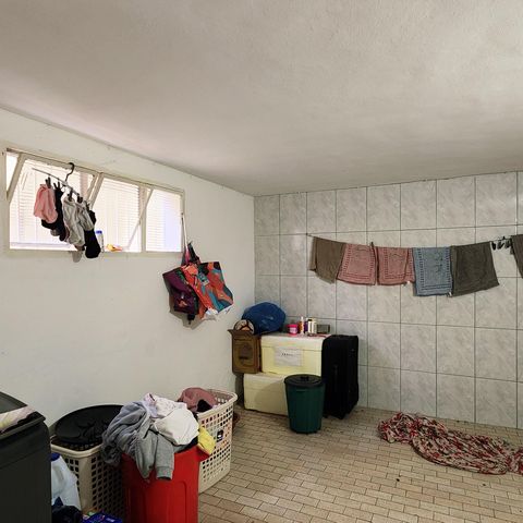 Casa à venda com 300m², 4 quartos e 3 vagas Casa à venda com 300m², 4 quartos e 3 vagasEdícula