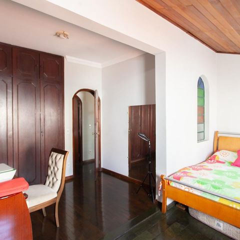 Casa à venda com 360m², 5 quartos e 2 vagas Casa à venda com 360m², 5 quartos e 2 vagasQuarto 2