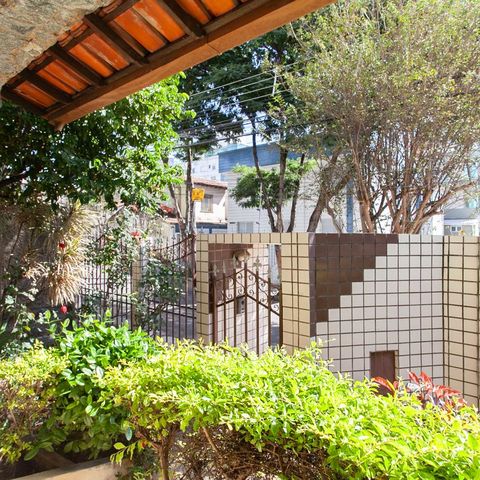 Casa à venda com 360m², 5 quartos e 2 vagas Casa à venda com 360m², 5 quartos e 2 vagasJardim