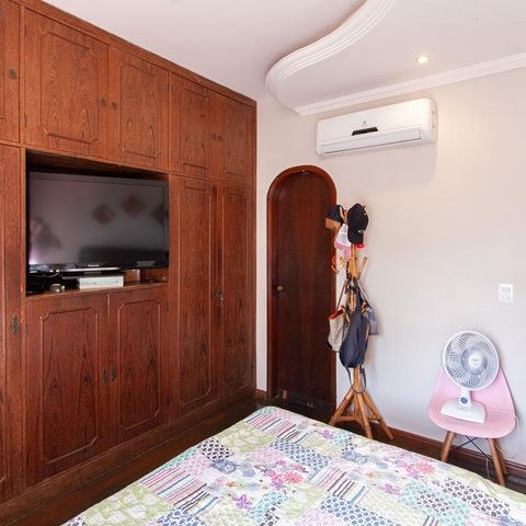 Casa à venda com 360m², 5 quartos e 2 vagas Casa à venda com 360m², 5 quartos e 2 vagasSuíte