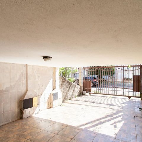 Casa à venda com 360m², 5 quartos e 2 vagas Casa à venda com 360m², 5 quartos e 2 vagasGaragem