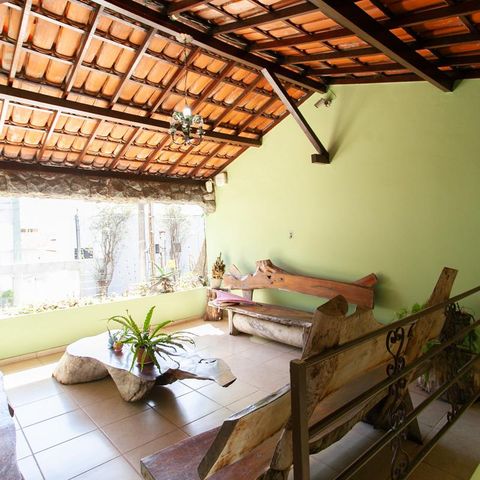 Casa à venda com 360m², 5 quartos e 2 vagas Casa à venda com 360m², 5 quartos e 2 vagasVaranda