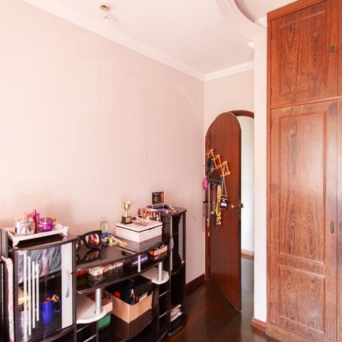 Casa à venda com 360m², 5 quartos e 2 vagas Casa à venda com 360m², 5 quartos e 2 vagasQuarto 1