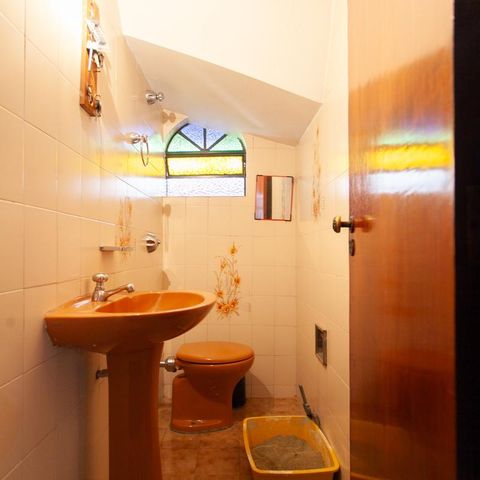 Casa à venda com 360m², 5 quartos e 2 vagas Casa à venda com 360m², 5 quartos e 2 vagasLavabo