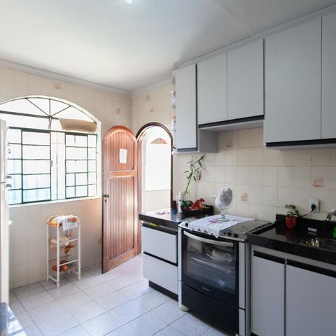 Casa à venda com 360m², 5 quartos e 2 vagas Casa à venda com 360m², 5 quartos e 2 vagasCozinha