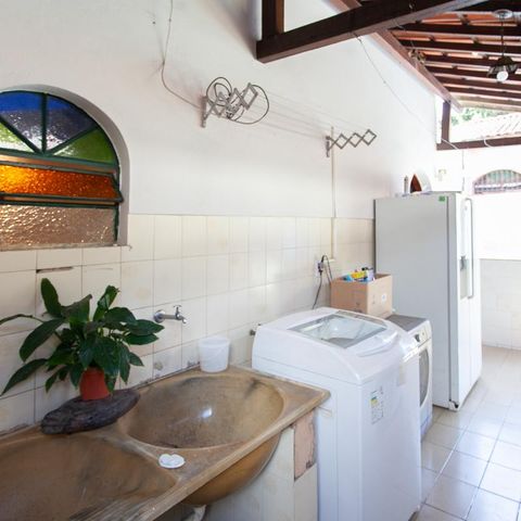 Casa à venda com 360m², 5 quartos e 2 vagas Casa à venda com 360m², 5 quartos e 2 vagasÁrea de Serviço