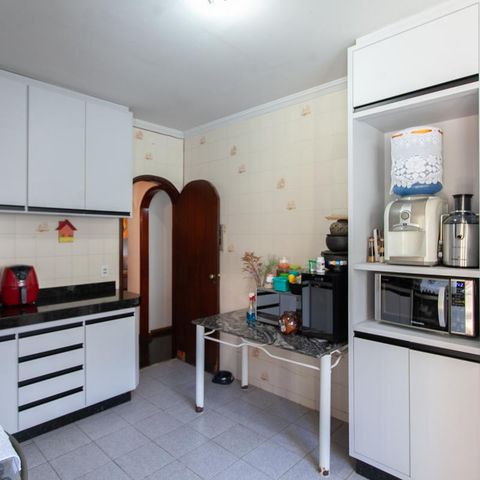 Casa à venda com 360m², 5 quartos e 2 vagas Casa à venda com 360m², 5 quartos e 2 vagasCozinha
