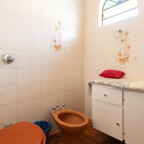 Casa à venda com 360m², 5 quartos e 2 vagas Casa à venda com 360m², 5 quartos e 2 vagasBanheiro Social