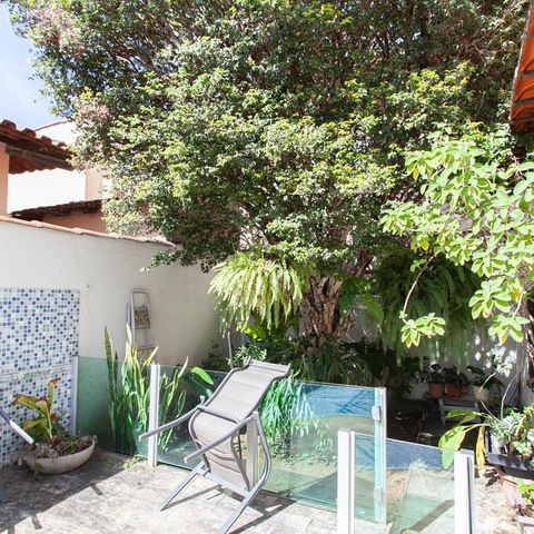Casa à venda com 360m², 5 quartos e 2 vagas Casa à venda com 360m², 5 quartos e 2 vagasPiscina