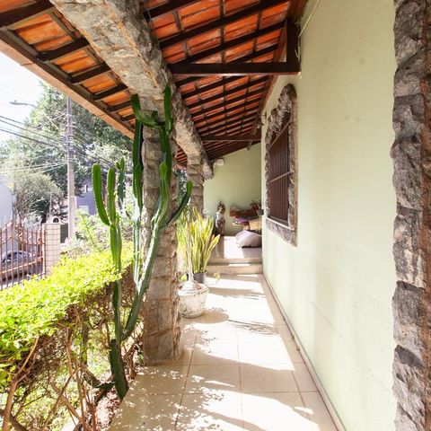 Casa à venda com 360m², 5 quartos e 2 vagas Casa à venda com 360m², 5 quartos e 2 vagasVaranda