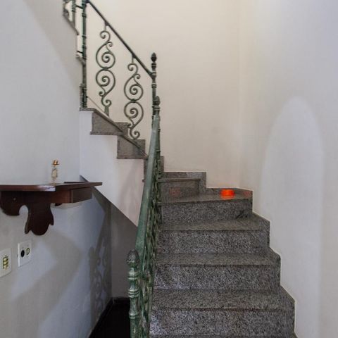 Casa à venda com 360m², 5 quartos e 2 vagas Casa à venda com 360m², 5 quartos e 2 vagasEscada