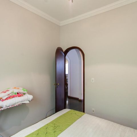 Casa à venda com 360m², 5 quartos e 2 vagas Casa à venda com 360m², 5 quartos e 2 vagasQuarto 4