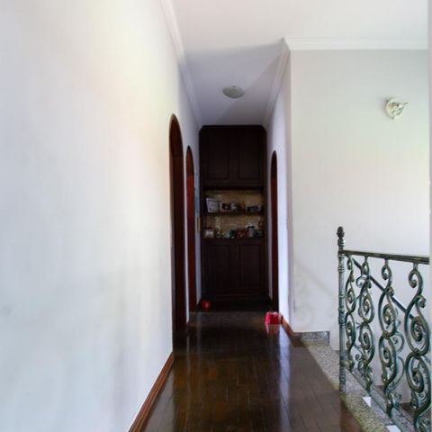 Casa à venda com 360m², 5 quartos e 2 vagas Casa à venda com 360m², 5 quartos e 2 vagasCorredor