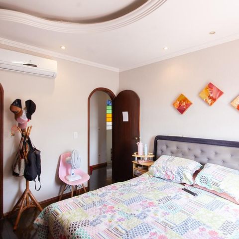 Casa à venda com 360m², 5 quartos e 2 vagas Casa à venda com 360m², 5 quartos e 2 vagasSuíte