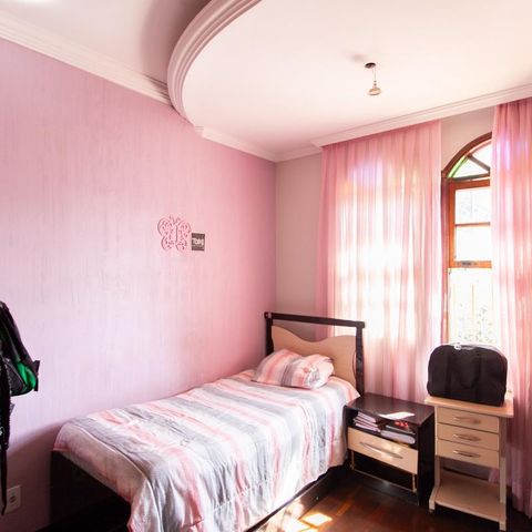 Casa à venda com 360m², 5 quartos e 2 vagas Casa à venda com 360m², 5 quartos e 2 vagasQuarto 1