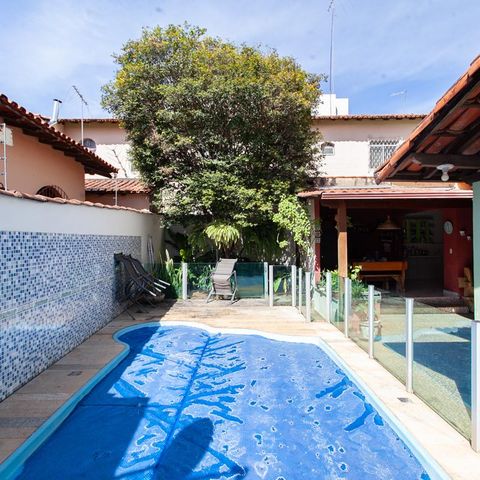 Casa à venda com 360m², 5 quartos e 2 vagas Casa à venda com 360m², 5 quartos e 2 vagasPiscina
