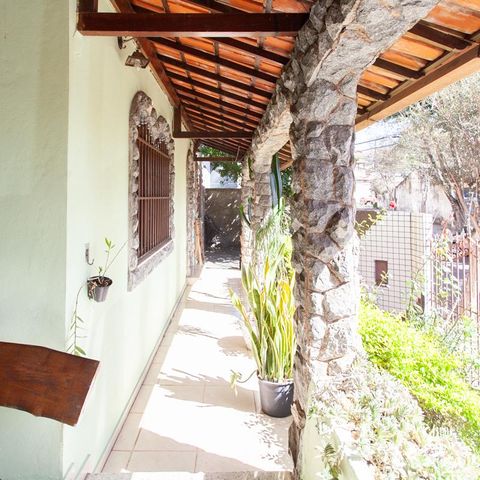 Casa à venda com 360m², 5 quartos e 2 vagas Casa à venda com 360m², 5 quartos e 2 vagasVaranda