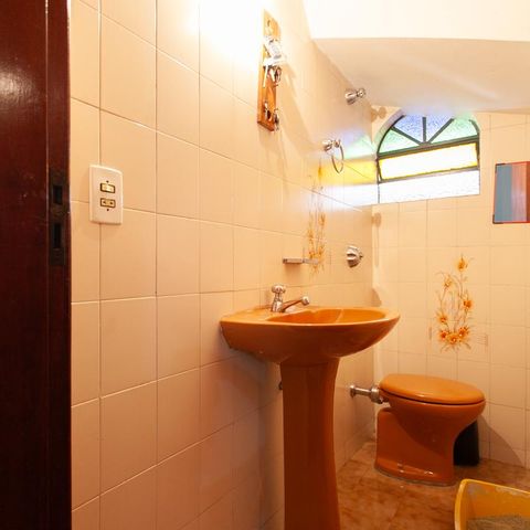 Casa à venda com 360m², 5 quartos e 2 vagas Casa à venda com 360m², 5 quartos e 2 vagasLavabo