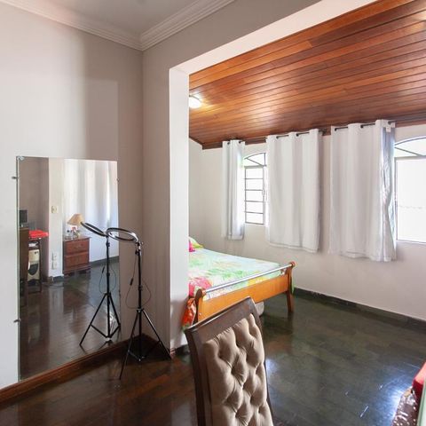 Casa à venda com 360m², 5 quartos e 2 vagas Casa à venda com 360m², 5 quartos e 2 vagasQuarto 2
