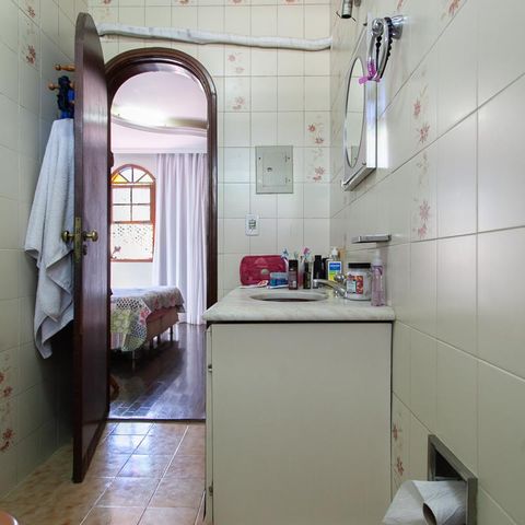 Casa à venda com 360m², 5 quartos e 2 vagas Casa à venda com 360m², 5 quartos e 2 vagasBanheiro da Suíte