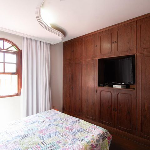 Casa à venda com 360m², 5 quartos e 2 vagas Casa à venda com 360m², 5 quartos e 2 vagasSuíte