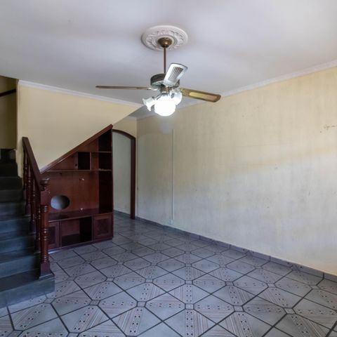 Casa à venda com 300m², 3 quartos e 3 vagas Casa à venda com 300m², 3 quartos e 3 vagasSala
