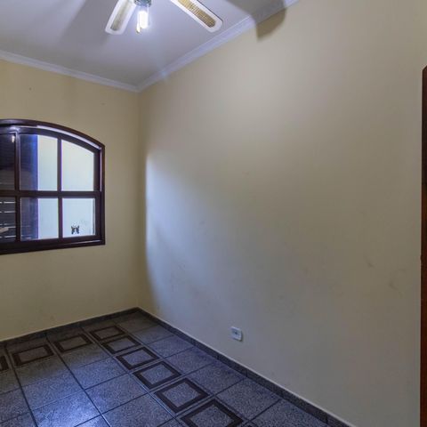 Casa à venda com 300m², 3 quartos e 3 vagas Casa à venda com 300m², 3 quartos e 3 vagasQuarto 2