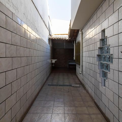 Casa à venda com 300m², 3 quartos e 3 vagas Casa à venda com 300m², 3 quartos e 3 vagasCorredor Lateral