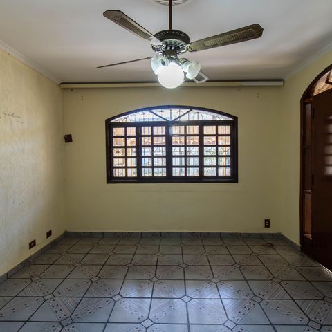 Casa à venda com 300m², 3 quartos e 3 vagas Casa à venda com 300m², 3 quartos e 3 vagasSala