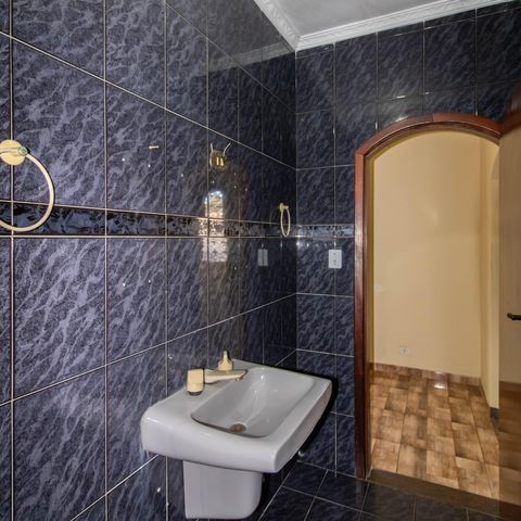 Casa à venda com 300m², 3 quartos e 3 vagas Casa à venda com 300m², 3 quartos e 3 vagasBanheiro Suíte