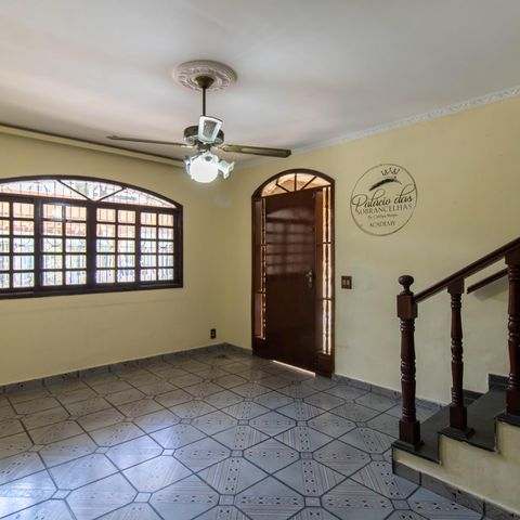 Casa à venda com 300m², 3 quartos e 3 vagas Casa à venda com 300m², 3 quartos e 3 vagasSala