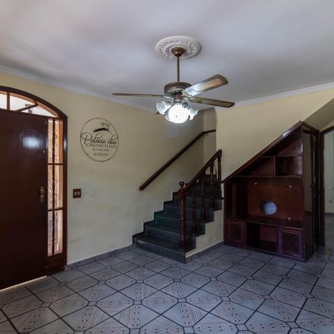 Casa à venda com 300m², 3 quartos e 3 vagas Casa à venda com 300m², 3 quartos e 3 vagasSala